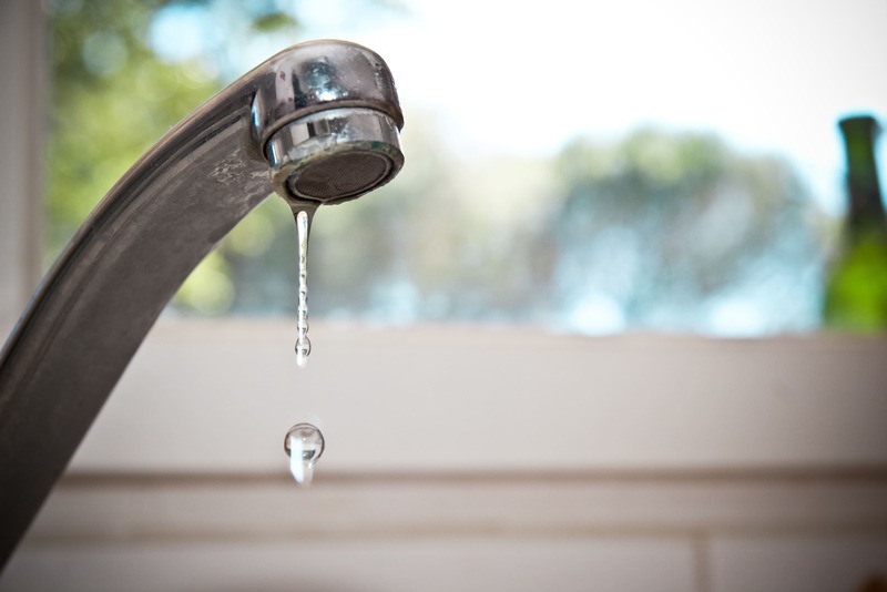 sprechi d'acqua, lavandino che gocciola